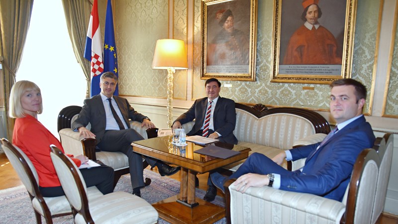 Predsjednik Vlade Plenković s predsjednikom Uprave INA-e Sándorom  Fasimonom